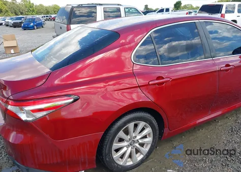 2018 Toyota Camry Le из США, поврежденный, VIN 4T1B11HK2JU612613